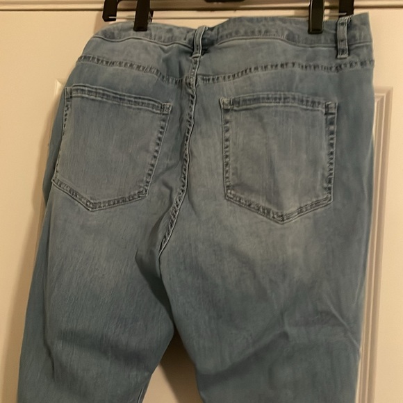 Jeans with eyelet cut outs on bottom leg - Picture 4 of 4